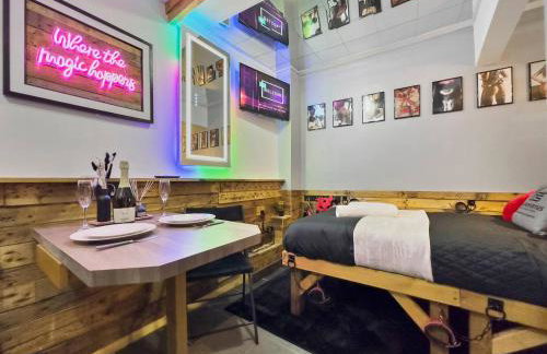 Kinky Kabin w Hot Tub, Sauna and Rooftop Garden - Foto 18