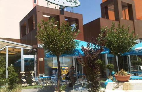 The Flowers' House - Photo 44