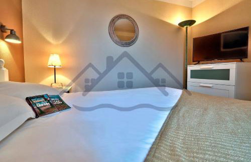 LocaLise - A05 - Plain-pied avec petite vue mer donnant sur la piscine et le jardin - Grande salle de bain - Wifi inclus - draps inclus - animaux bienvenus - parking gratuit - Foto 12