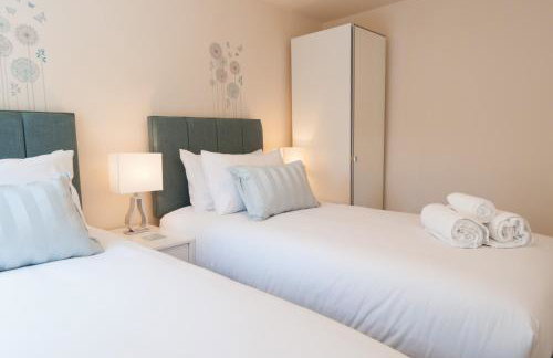 The Wellington - Stylish 3-Bedroom House, Sleeps 8, Ideal for Professionals - Photo 11