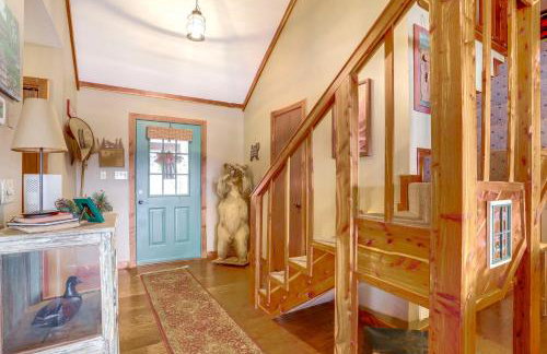 Deck and Fire Pit Waterfront Cabin in Greers Ferry! - Foto 17