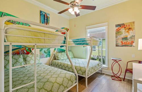 BEACHFRONT with DECK Hot Tub and View and Cargo Lift Sleeps 14 - Foto 47