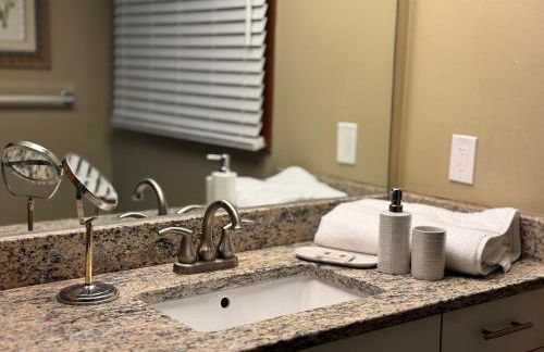 Luxury 5BR Estate: Media Room & Golf | Sleeps 14 - Foto 22