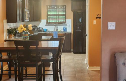 4BR 2BA Family Home On a Lake - Foto 19