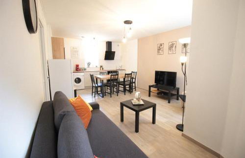 Les loges de Véro - RDC - Entièrement climatisé - Parking privé - Garage vélo moto - Rénové en 2025 - Classé 3 étoiles - 5 couchages - 2 ch - 1 canapé conv - WIFI - Boulangerie, petite restauration et restaurant à prox - À 5 mn du centre de Verdun - Foto 2