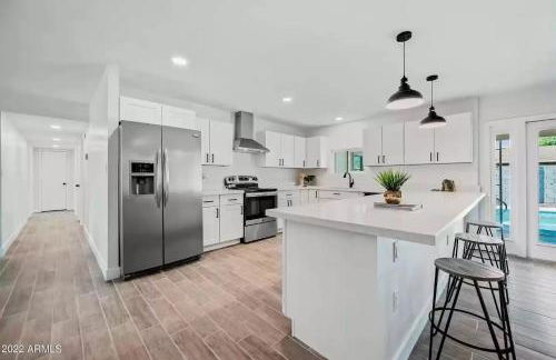 Peaceful Family Friendly 4 Bedroom Home with pool - Photo 2