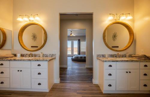 3400 SqFt House W/40Ft Heated Pool/Spa- Strip View - Photo 20