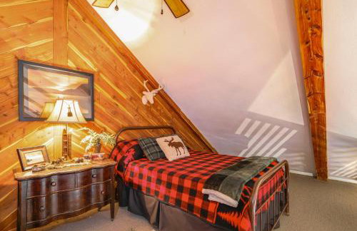 Deck and Fire Pit Waterfront Cabin in Greers Ferry! - Foto 14