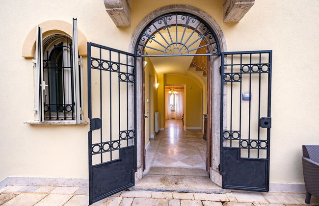 Beautiful Villa With Private Spa - Photo 40