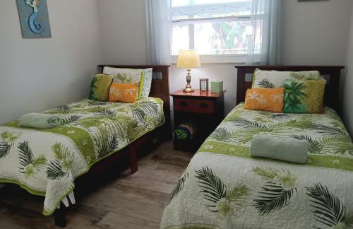 Heated & Screened in Pool - Photo 9