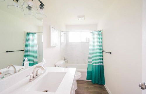 Beautiful Light-filled Farmhouse w swing & slide - Foto 27