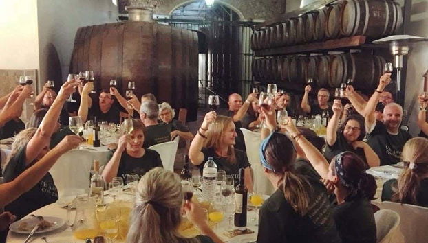 Disfrutando de la cata de vinos en las bodegas de Arrábida