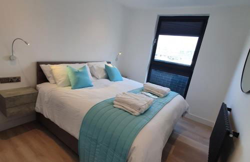 Central Penthouse with Hot Tub & Views 24 Cheltenham - Photo 12