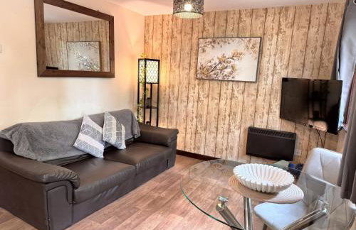 Wren 21-Hot Tub-Woodland Lodges-Tenby-Camarthenshire - Foto 6