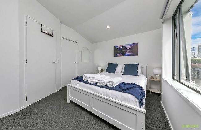 Balcony+Parking 3BR Gem Near Arena | Zodiak Stays - Foto 3