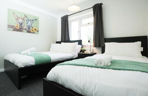 Homely ! Perfect for Contractors and Guests with Private off street parking - Foto 39