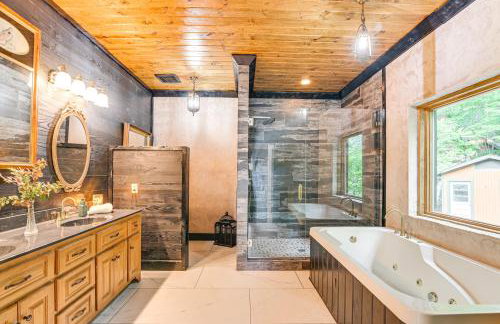 Upscale Getaway on Smith Lake with Boat Dock - Foto 12