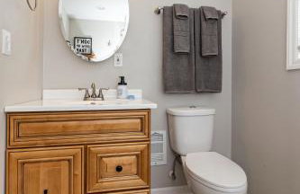 OPEN 4BR2BA Sleeps 8 Near Hwy Covered Deck - Foto 24