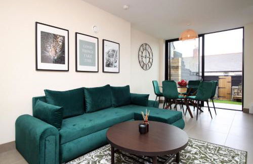 LUXURY 4 Bedroom 4 Ensuite Home in Penarth (Pool Table Games Room & BBQ Garden) with Sea Views - Photo 2