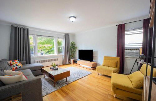 3bedroom APT with balcony & free street parking - Foto 1