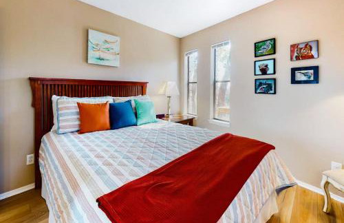 Lovely 2-Story Home with Upper & Lower Decks, Gorgeous Lake & Hill Country Views - Foto 14