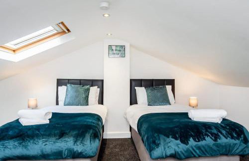 Spacious Home near Heathrow & Windsor with Parking - Photo 20