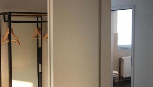 R B Apartment Hamburg Duo - perfekt für Monteure - Küchenzeile - Smart TV - Bad mit Toilette und Dusche auf dem Flur gegenüber des Zimmers zur Alleinnutzung - Foto 3, wardrobe