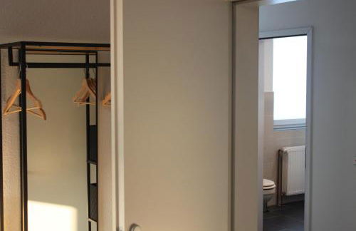 R B Apartment Hamburg Duo - perfekt für Monteure - Küchenzeile - Smart TV - Bad mit Toilette und Dusche auf dem Flur gegenüber des Zimmers zur Alleinnutzung - Foto 3