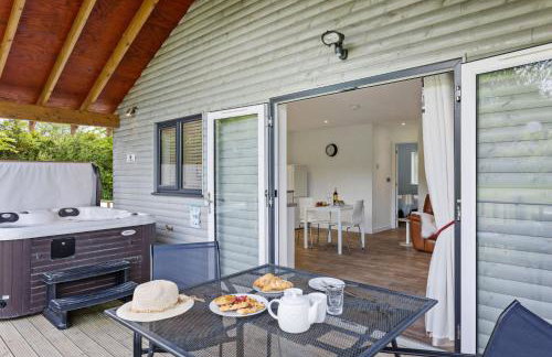 The Clover Lodge, Redlake Farm - Hot tub, BBQ, free parking - Foto 1