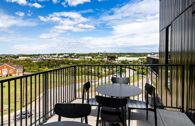 Lindsley by Avantstay Balcony Modern Design A Downtown Location - Photo 26