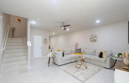 3BR 2 & half Bath Townhouse Modern Spacious Retreat Near Lake Conroe! - Foto 2