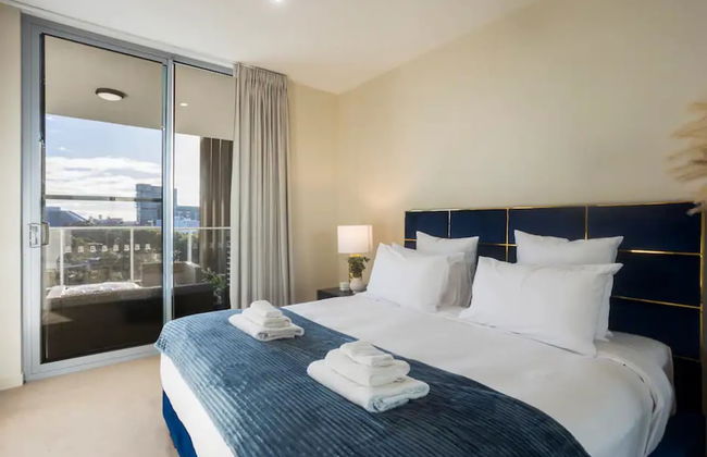 Brilliant 3 Month Corporate Rental With Balcony - Photo 2