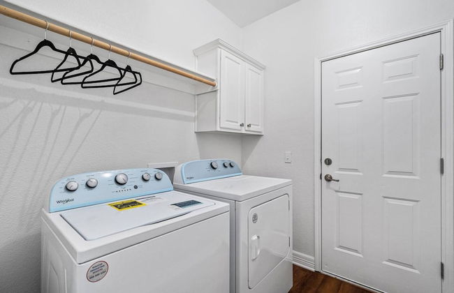 Stylish One Level Home Ping Pong Foosball Yard - Foto 33