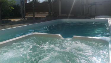 Check-in AUTÔNOMO e Privacidade em Hidro, piscina, casa, garagem até 2, até 3 quartos e 3 ar, 2 banheiros, churrasqueira, máquina de lavar roupas, roupa de cama, todos privativos, insira valor 3 hóspedes e abrimos 2 quartos, já 5 hóspedes usam 3Q - Foto 2