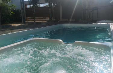 Check-in AUTÔNOMO e Privacidade em Hidro, piscina, casa, garagem até 2, até 3 quartos e 3 ar, 2 banheiros, churrasqueira, máquina de lavar roupas, roupa de cama, todos privativos, insira valor 3 hóspedes e abrimos 2 quartos, já 5 hóspedes usam 3Q - Foto 2