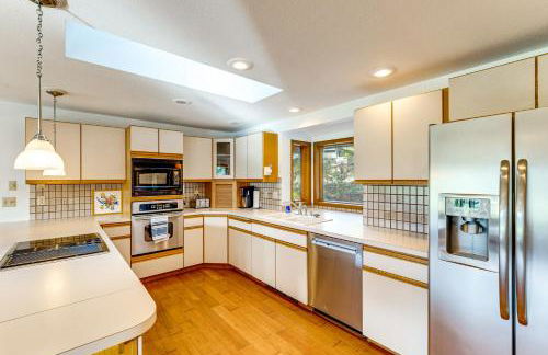 Serene La Conner Retreat with Fireplace and Deck! - Foto 11