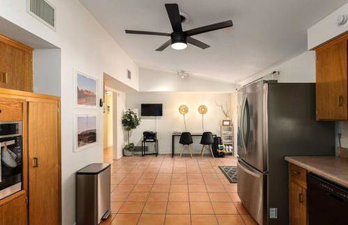 Stylish Mid-Century Oasis with Pool - Foto 28