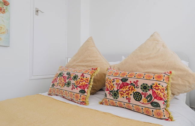 Corner House - Bright 2BD in Cheltenham - Photo 3