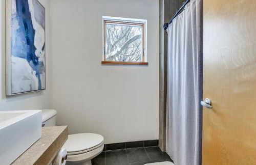 Couples Retreat Near UVM! Unique Studio with Deck - Foto 13