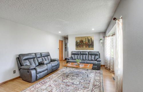 Walk to Park Waterloo Home with Furnished Deck - Foto 6