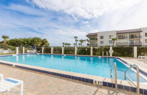 Coastal 2BR Oceanfront Escape, Steps from Sand & Pool - Foto 25