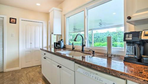 Riviera Beach Vacation Home with Pool Walk to Beach - Foto 5