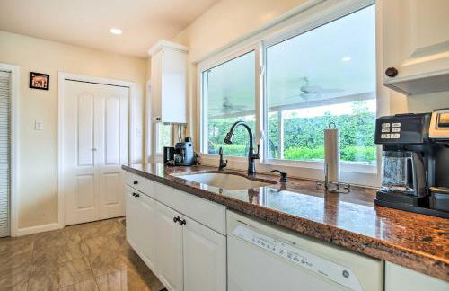 Riviera Beach Vacation Home with Pool Walk to Beach - Foto 5