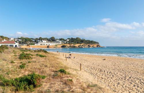 SeaBreezeHeaven - Sea View Apartment, Pool & Spacious Terrace with BBQ - 50m from Sant Pol Beach - Foto 46