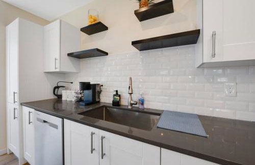 Spacious 5BR Home KING Bed Wi-Fi Parking - Foto 7