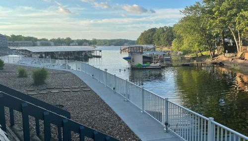 STAIRS OPTIONAL! Lakefront! Pool! On Water! Convenient Fishing! - Foto 1