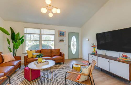 Family Home with Furnished Deck in Fairview! - Foto 4