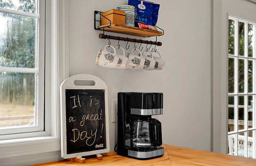 Awendaw Retreat 2 BR Cottage BBQ & Fire Pit - Foto 9