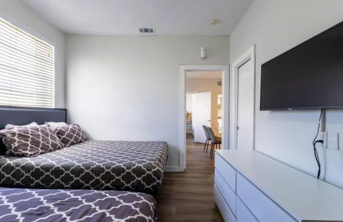 Coastal 2BR Escape | Walk to Beach & 2 Queen Beds - Foto 34