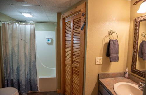 Secluded & Private Retreat- Hot Tub, Fire Pit, Near New River State Park - Foto 8